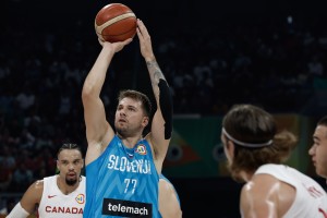 乐鱼体育平台-再等一天！东契奇缺席与立陶宛的热身赛 明日对阵拉脱维亚将出战